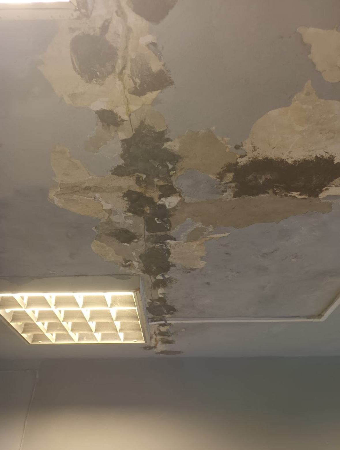 Zabezpieczone pęknięcia i uszkodzenia na stropie