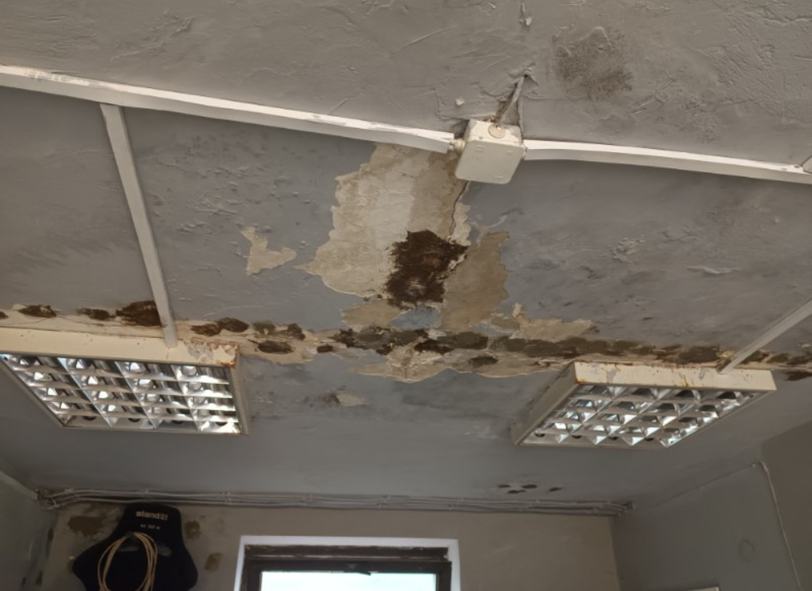 Dalsza część stropu z łuszczącą się farbą i zaszpachlowanymi rysami