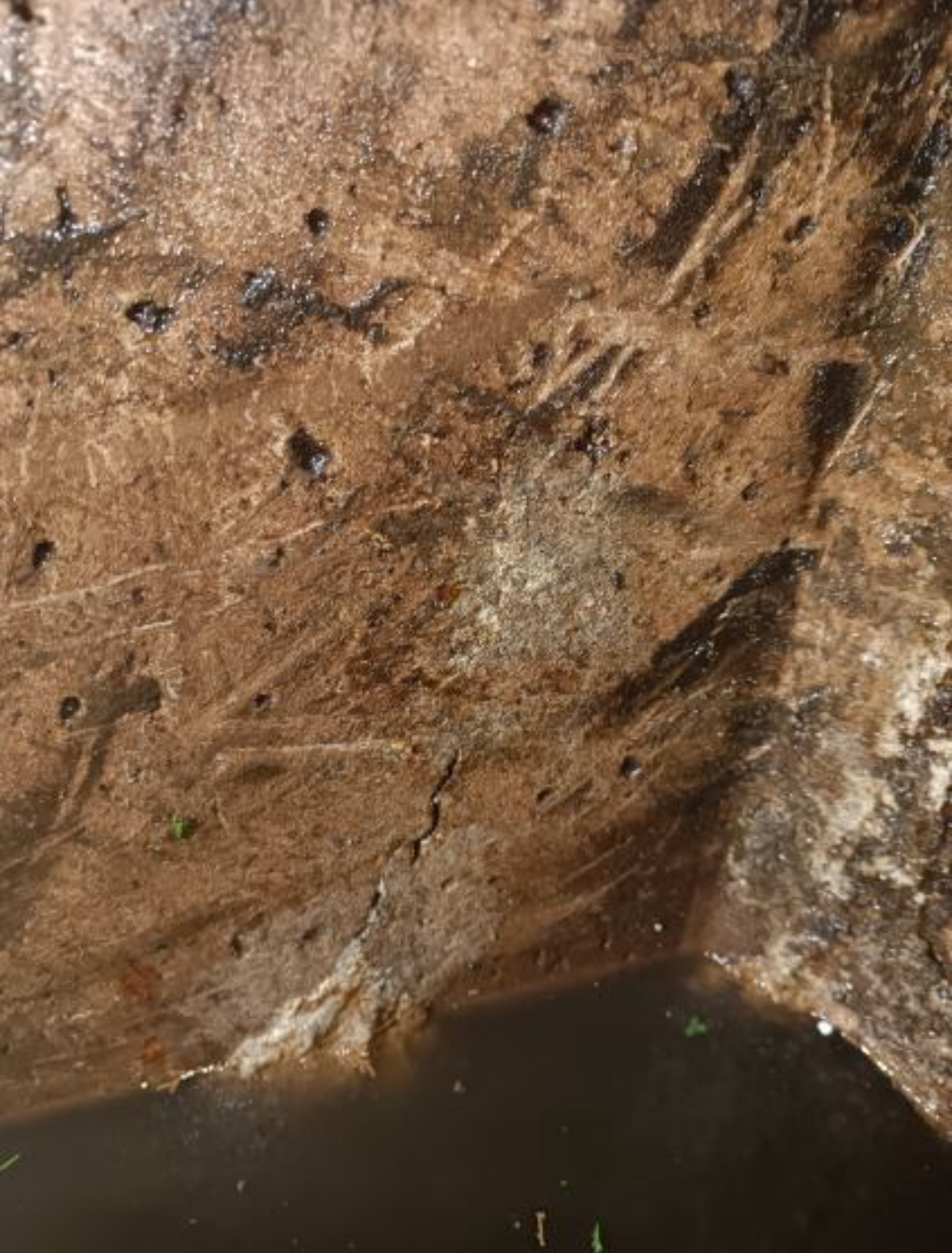 Zbliżenie na strukturę i zanieczyszczenia ściany przed przygotowaniem