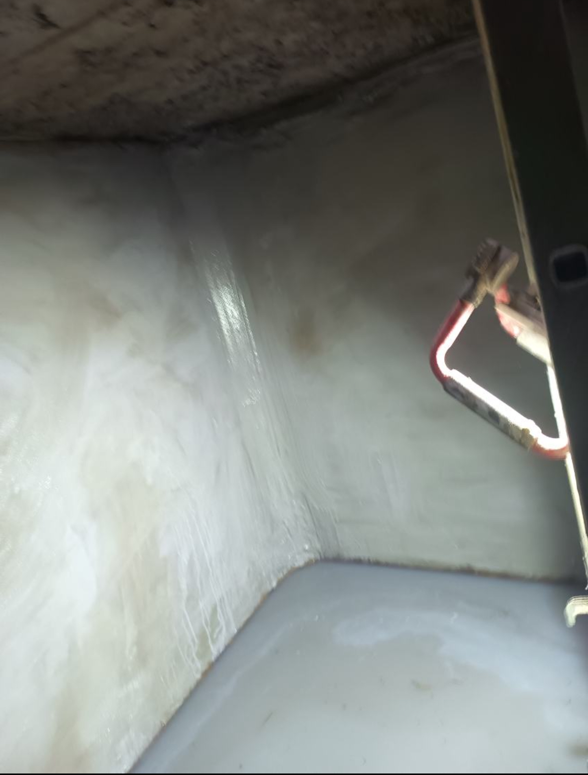 Proces aplikacji powłoki i doświetlanie miejsca pracy lampą roboczą