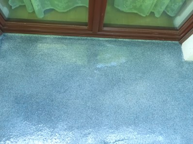 Szczelne dociągnięcie izolacji do progu i krawędzi tarasu
