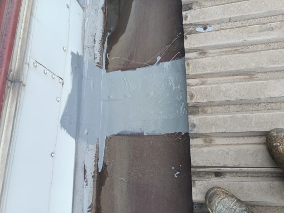 Zabezpieczona podstawa komina płynną membraną