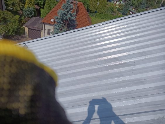Widok z bliska na strukturę płynnej membrany na blasze trapezowej