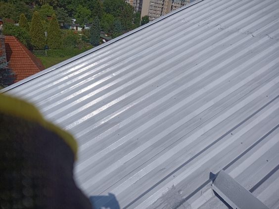 Zbliżenie na pofalowaną strukturę dachu pokrytą membraną