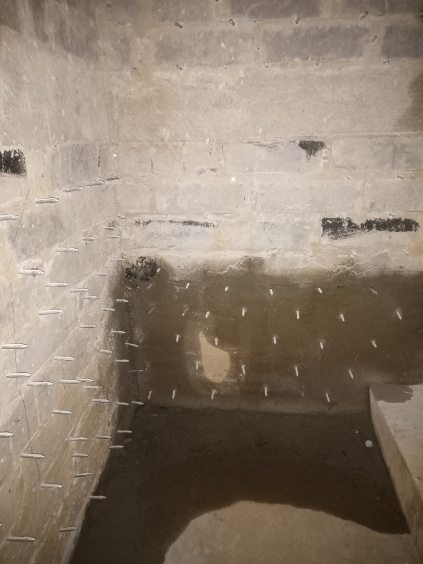 Zabezpieczenie narożnika ściany z wyraźnymi śladami wilgoci