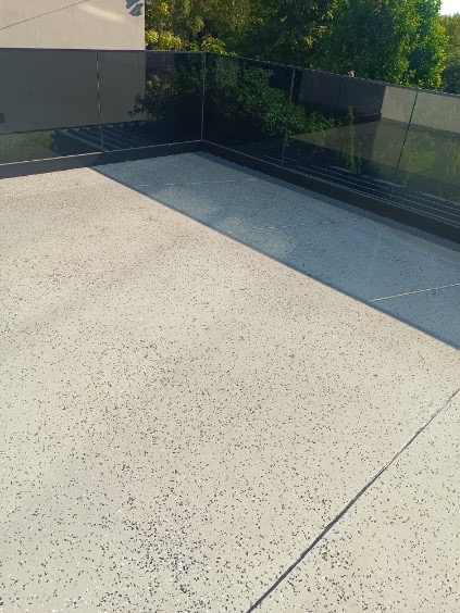Taras ze szklaną balustradą po wykonaniu posadzki