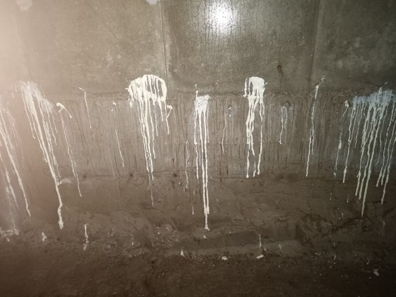 Ściana betonowa po iniekcji – widoczne uszczelnienie rys