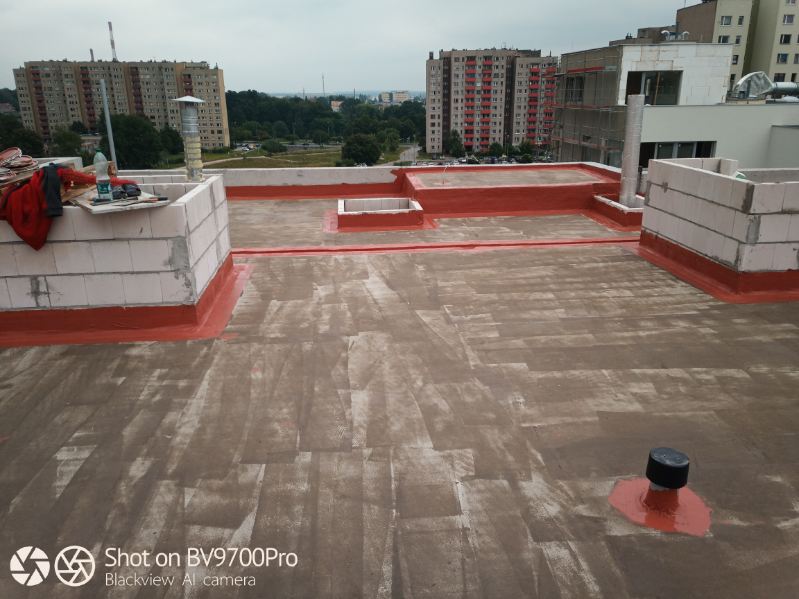 Aplikacja pierwszej warstwy izolacji (czerwonej)