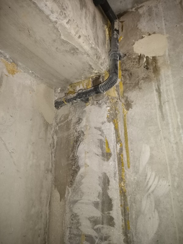 Uszczelnienie przejścia rury instalacyjnej