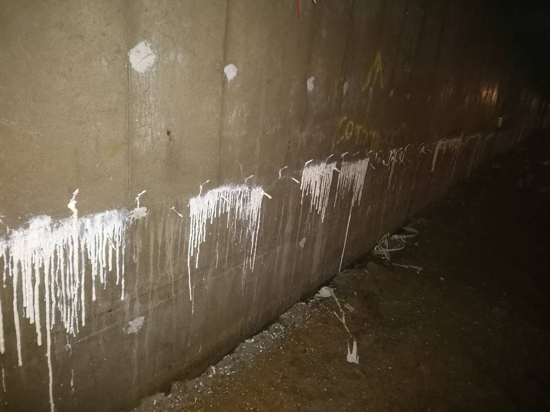 Szereg pakerów iniekcyjnych w ścianie betonowej