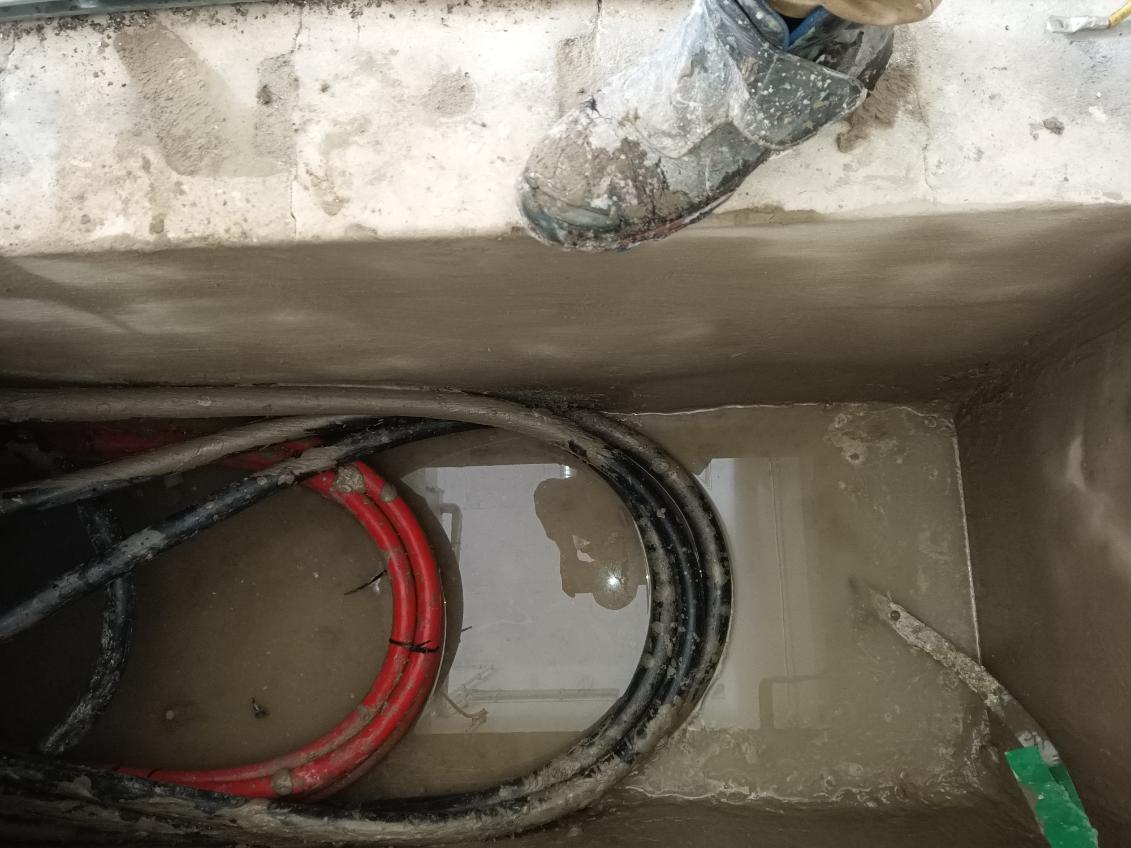 Wnętrze kanału przed uszczelnieniem – widoczna woda