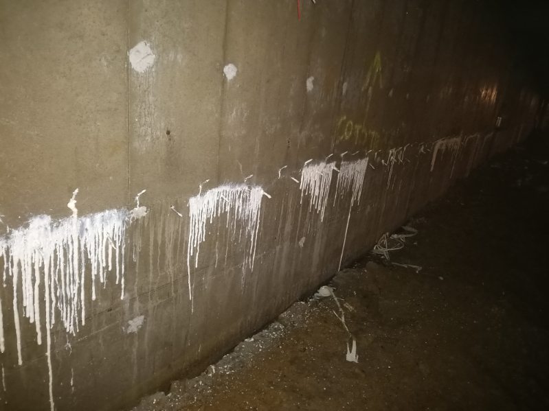 Uszczelnianie rysy w ścianie garażu