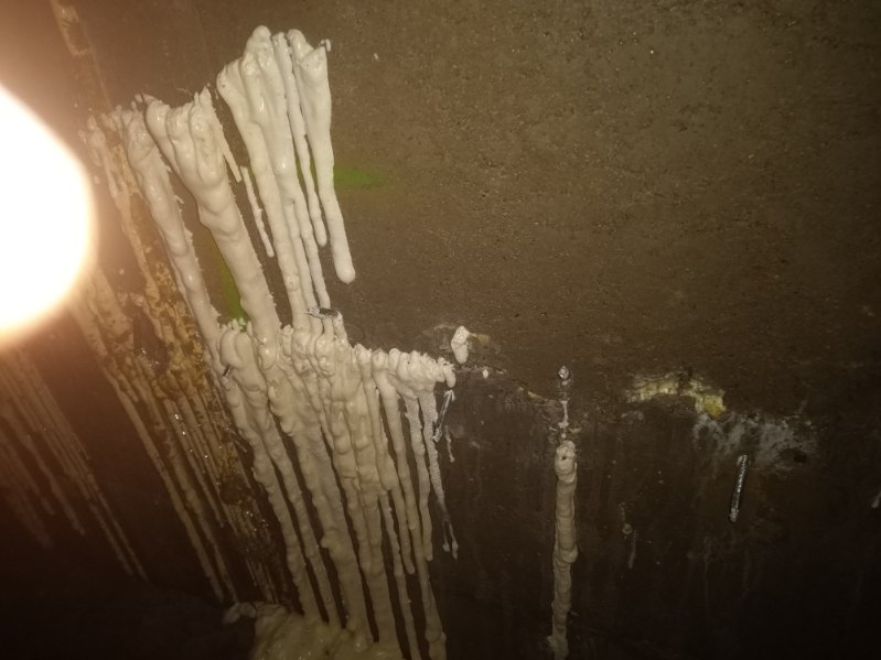 Szeroki kadr z garażu podziemnego