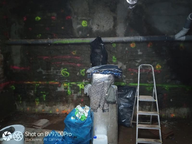 Przeciekający mur przed pracami