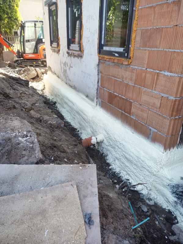 Ocieplenie fundamentów natryskową pianą po wykonaniu hydroizolacji