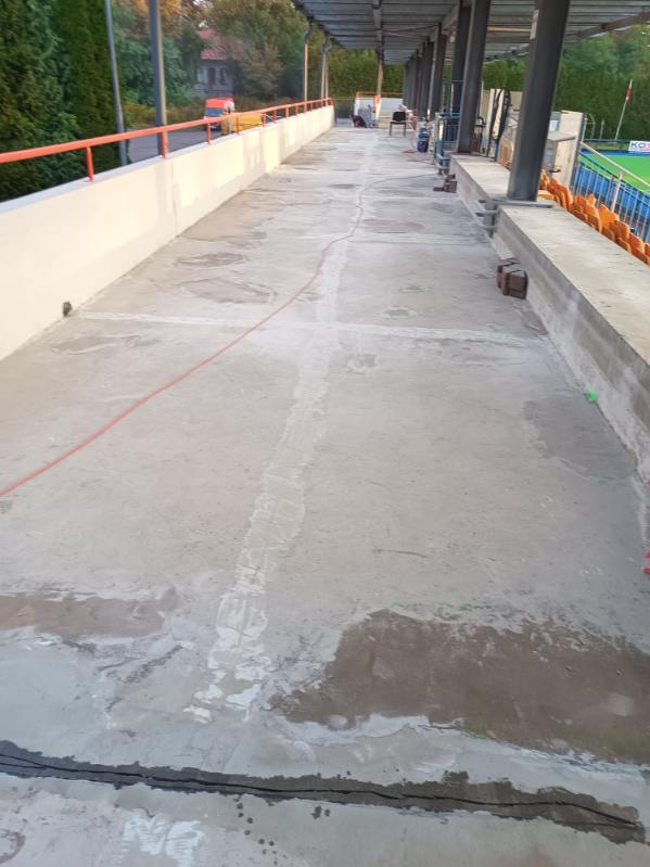 Trybuna przed renowacją – surowy beton